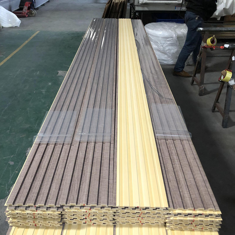 Interior Dekoratif Papan Dinding Panel Langit-langit PVC Lapisan Serat Bambu Seni Louver Panel Latar Belakang WPC Panel Slat Fluted