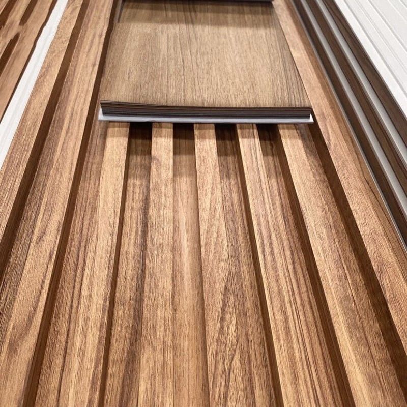 Pabrik Dekorasi Indoor PVC Lapisan Cladding Wall Board WPC Interior Fluted Wall Panel