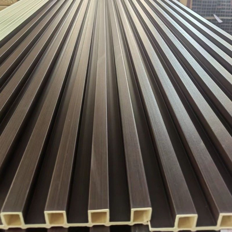 Panel dinding WPC dalam ruangan berlapis Desain butir kayu PVC Panel dinding Wpc untuk untuk dekorasi interior