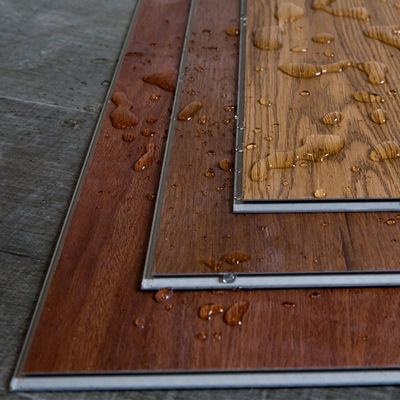 Lantai SPC mewah 7mm 8mm Sampel gratis Waterproof Klik Kunci Papan Vinyl kaku Untuk penggunaan kantor gym dalam ruangan