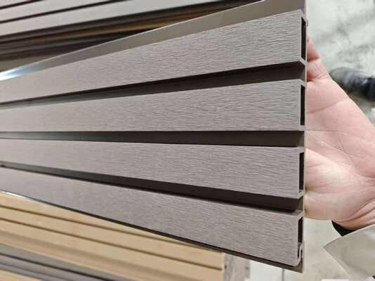 Panel dinding komposit WPC tahan air modern untuk penggunaan eksterior di bangunan komersial-harga rendah